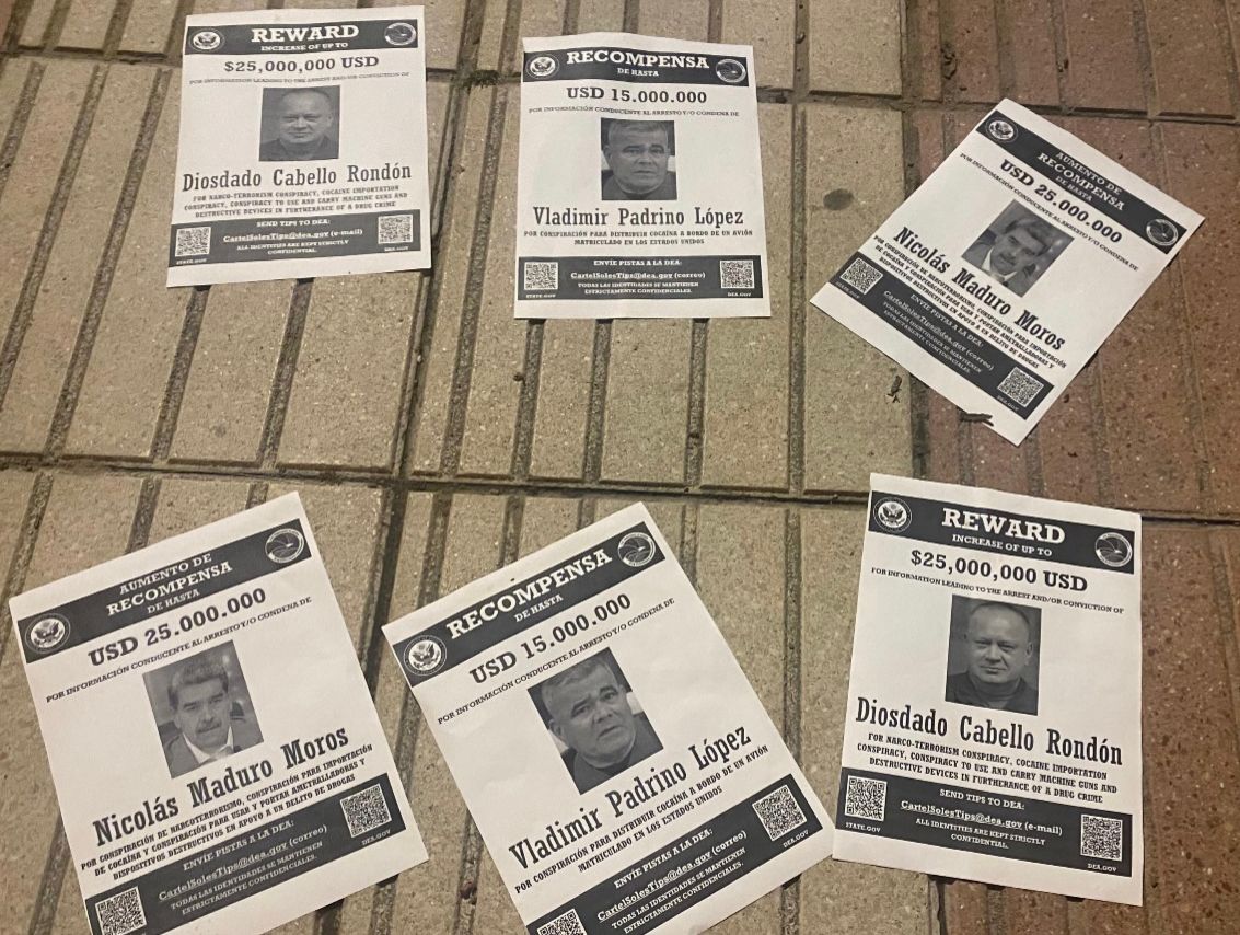 Salou amanece con carteles de busca y captura contra Nicolás Maduro y su régimen
