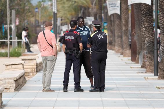 La prensa nacional y los Mossos desmienten al Ayuntamiento de Salou: sí hubo mediación con manteros
